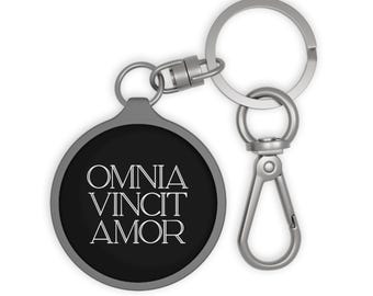 Omnia Vincit Amor - "El amor lo conquista todo" en latín. Llavero llamativo, minimalista, amor, motivacional, idea de regalo.