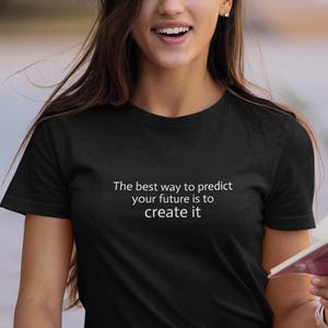 Puede incluir: Una camiseta negra con texto blanco que dice "La mejor manera de predecir tu futuro es crearlo."