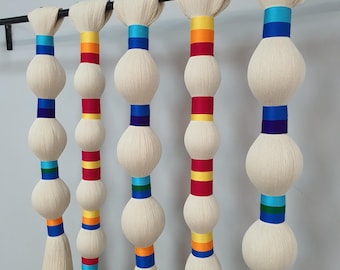 Arte de pared colorido con borlas grandes, bola colgante de macramé