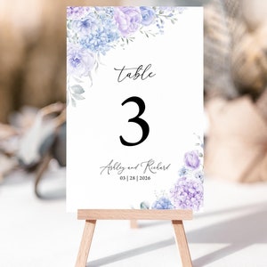 Tarjeta con números de mesa para bodas en azul polvoriento Números de mesa florales en lila y azul polvoriento Tarjetas con números de mesa imprimibles con motivos florales en azul claro y lavanda 1401