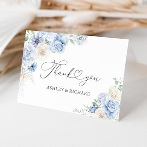 Tarjeta de agradecimiento de boda con flores en azul polvoriento Tarjeta de agradecimiento de boda con flores en azul polvoriento Tarjeta de agradecimiento de boda con flores en azul acero claro elegante 1301