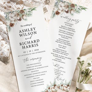 以下が含まれることがあります： 花と緑のアクセントが施された2つの結婚式のプログラム。プログラムには、アシュリー・ウィルソンとリチャード・ハリスの名前、日付と時間が記載されています。テキストには、セレモニーの詳細と結婚式のパーティー情報が含まれています。