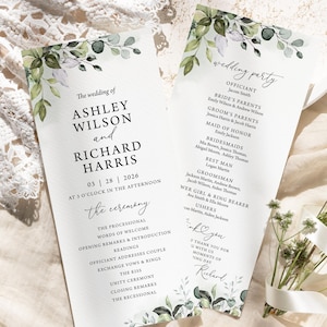 Peut inclure: Deux programmes de cérémonie de mariage avec des accents floraux et de verdure. Les programmes énumèrent le cortège nuptial, les détails de la cérémonie et les noms des mariés, Ashley Wilson et Richard Harris.
