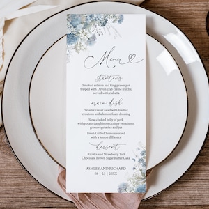 Szablon menu weselnego Dusty Blue Floral Jasnoniebieskie menu przyjęcia kwiatowego Edytowalne karty menu kolacji w kolorze stalowo-niebieskim 1701