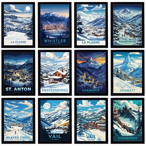 Può includere: Una collezione di stampe artistiche incorniciate raffiguranti paesaggi invernali di varie località sciistiche. Ogni stampa mostra una scena di montagna innevata con un paese, e il nome della località in basso. Le stampe utilizzano una varietà di colori, tra cui blu, bianchi e arancioni.