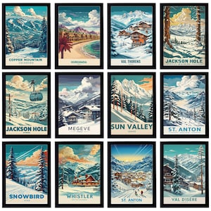 Può includere: Una collezione di poster di viaggio incorniciati con varie località sciistiche e destinazioni. Ogni poster mostra un paesaggio panoramico con testo che indica la località, come "Val Thorens" e "St. Anton, Austria."