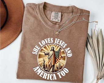 Maglietta Comfort Colors She Loves Jesus and America Too / Maglietta cristiana patriottica