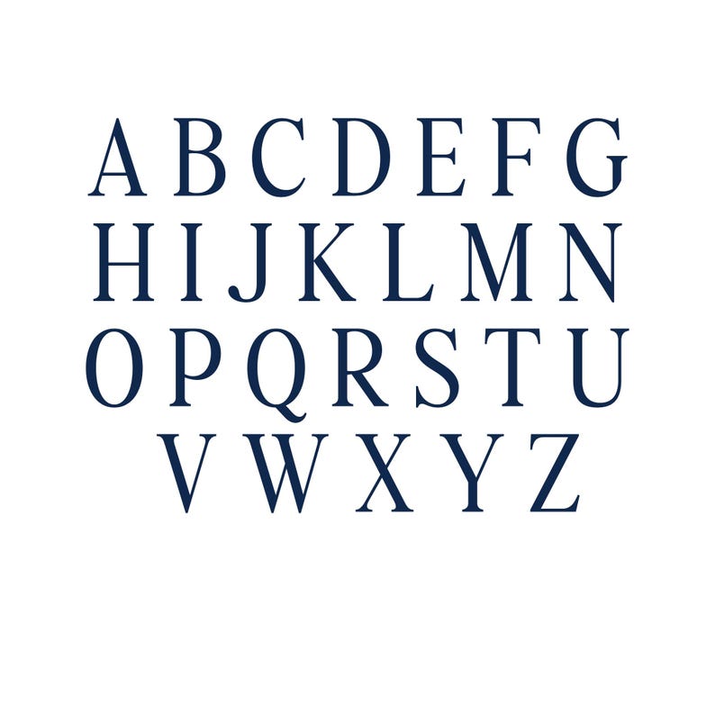 Op de afbeelding: Een verzameling van de zesentwintig letters van het alfabet, weergegeven in hoofdletters met een schreeflettertype. Elke letter is uitgevoerd in donkerblauw op een effen witte achtergrond, gerangschikt in vier rijen.