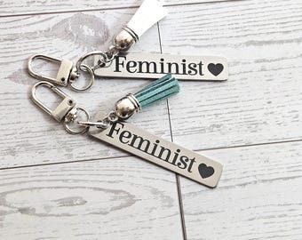Feministischer Schlüsselanhänger – Statement-Accessoire aus Edelstahl mit pinkfarbener Quaste – gravierter Anhänger