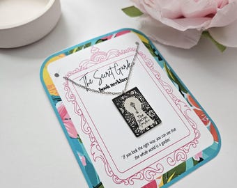 Geheime tuinboekketting – gegraveerd miniatuurboekhanger – literair sieraadcadeau