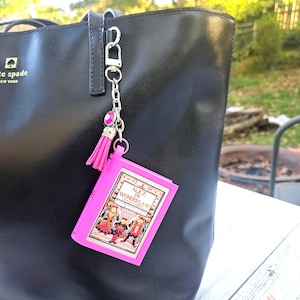 Llavero grande con forma de libro y cubierta personalizada, regalo literario para amantes de los libros y los lectores.