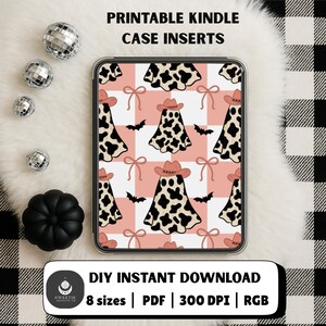 Könnte beinhalten: Kindle-Hülle mit einem sich wiederholenden Muster eines Cowgirl-Geistes mit rosa Hut und Schleife auf einem rosa-weiß karierten Hintergrund. Der Text "PRINTABLE KINDLE CASE INSERTS" steht oben. Die Worte "DIY INSTANT DOWNLOAD" stehen unten.