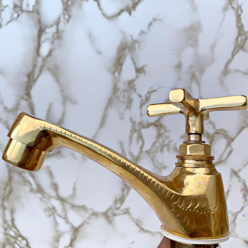 OUKANING Retro Waschbecken-Armatur, Verchromt – Mit Keramikventil, Einloch-Montage, Inkl. Schläuche