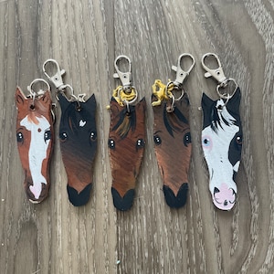Llavero de caballo personalizado con flancos pintados, regalo artístico de caballo