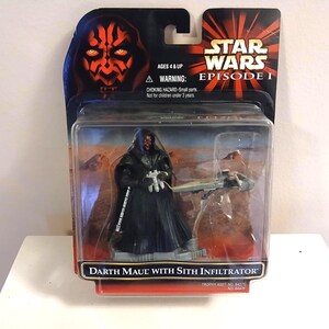 以下が含まれることがあります： スター・ウォーズ エピソード1のダース・モールのアクションフィギュアとシス・インフィルトレーターの乗り物がブリスターパックに入っています。パッケージにはダース・モールの赤と黒のグラフィック、スター・ウォーズのロゴ、Darth Maul with Sith Infiltratorという文字が記載されています。