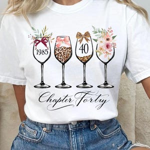 Verjaardag meisje cadeau shirt ontwerp png, 40e verjaardag koningin png, hoofdstuk 40 1985 png, sjabloon, luipaard coquette wijn champagne verjaardag png