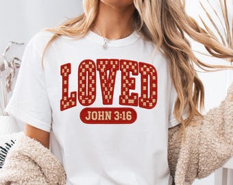 Christian Valentines png, Loved John 3:16, namaakgehaakt garen png, retro Valentijn Valentijnsdag png, bijbelvers png, geruite varsity png