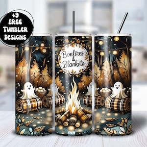 Puede incluir: Un vaso con un diseño de bosque, una hoguera, fantasmas y el texto "Bonfires & Blankets". El diseño incluye un tronco a cuadros, una cesta de malvaviscos y luces de cadena. El vaso también tiene una pajita negra.