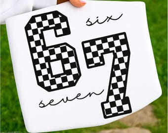 67 PNG, Meme Shirt, Sechs Sieben Trend, Varsity Retro Checkers Karierter Druck Sechs Sieben, lustige Viralzahl PNG SVG, Retro Gen Z 6 7