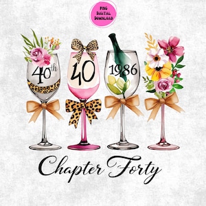 Può includere: Illustrazione digitale di quattro calici con composizioni floreali e fiocchi. I calici presentano i numeri "40" e "1986", e il testo "Chapter Forty". I calici hanno dettagli animalier e sono decorati con fiori.