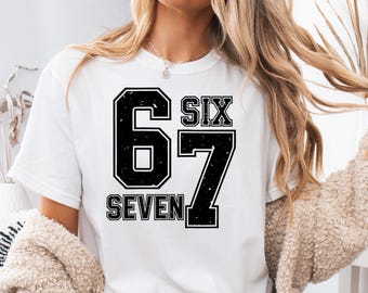 67 PNG, maglietta meme, tendenza Six Seven, Varsity Six Seven, numero virale divertente PNG SVG, retro Gen Z 6 7