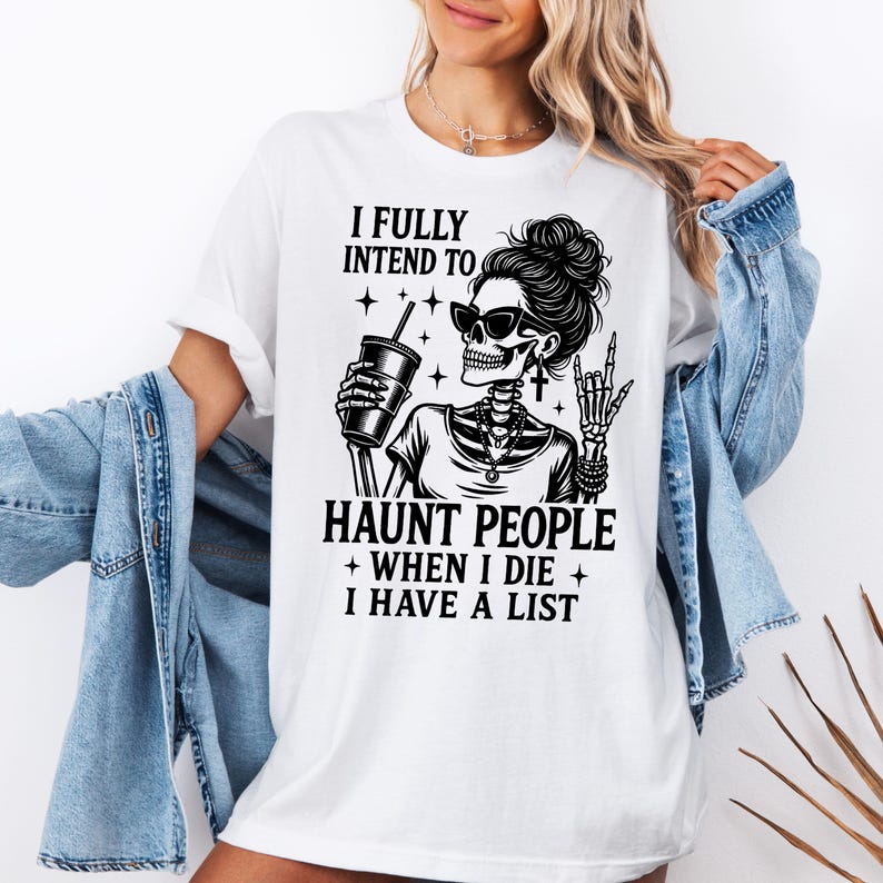 K&ouml;nnte beinhalten: Wei&szlig;es T-Shirt mit einem schwarzen Aufdruck eines Skeletts mit Sonnenbrille, das ein Getr&auml;nk h&auml;lt und eine Rock-and-Roll-Handbewegung macht. Der Text auf dem Shirt lautet: "I FULLY INTEND TO HAUNT PEOPLE WHEN I DIE I HAVE A LIST."