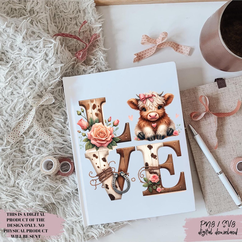 Pu&ograve; includere: Un quaderno bianco con la parola "LOVE" in lettere marroni, decorato con rose, un ferro di cavallo e un'illustrazione di una mucca delle Highlands. Il testo "THIS IS A DIGITAL PRODUCT OF THE DESIGN ONLY. NO PHYSICAL PRODUCT WILL BE SENT" &egrave; in basso.