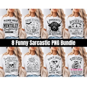 Op de afbeelding: Een verzameling van acht witte t-shirts met zwarte grafische ontwerpen en tekst. De shirts bevatten sarcastische zinnen en afbeeldingen, waaronder een schedel, een eend met een mes en een buffel met een zonnebril. De tekst "8 Funny Sarcastic PNG Bundle" wordt weergegeven.