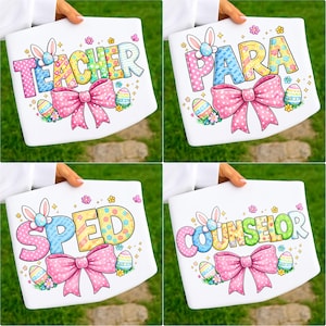 Puede incluir: Cuatro letreros blancos con texto colorido y diseños temáticos de Pascua. Cada letrero presenta un título diferente: "TEACHER", "PARA", "SPED" y "COUNSELOR". Cada letrero tiene un lazo rosa, huevos de Pascua y orejas de conejo.