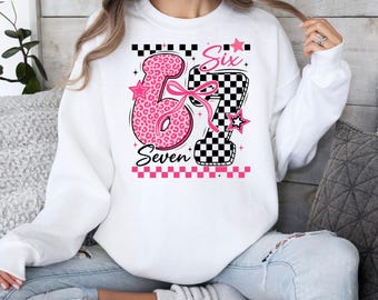 67 PNG, Camiseta Meme, Tendência Seis Sete, Xadrez Retrô Estampa de Leopardo Rosa Seis Sete, Número Viral Engraçado PNG SVG, Retrô Geração Z 6 7
