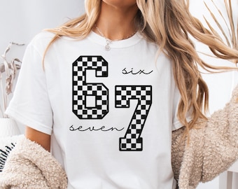 67 PNG, Meme Shirt, Sechs Sieben Trend, Varsity Retro Checkers Karierter Druck Sechs Sieben, lustige Viralzahl PNG SVG, Retro Gen Z 6 7