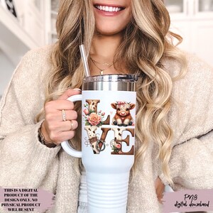 Pu&ograve; includere: Tazza da viaggio bianca con coperchio e manico argentati. La parola "LOVE" &egrave; visualizzata con disegni floreali e a tema mucca. La tazza ha una cannuccia e il testo "THIS IS A DIGITAL PRODUCT OF THE DESIGN ONLY. NO PHYSICAL PRODUCT WILL BE SENT" e "PNG digital download".