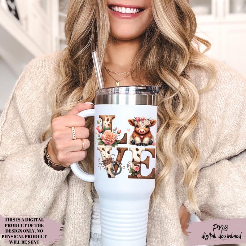 Pu&ograve; includere: Tazza da viaggio bianca con coperchio e manico argentati. La parola "LOVE" &egrave; visualizzata con disegni floreali e a tema mucca. La tazza ha una cannuccia e il testo "THIS IS A DIGITAL PRODUCT OF THE DESIGN ONLY. NO PHYSICAL PRODUCT WILL BE SENT" e "PNG digital download".