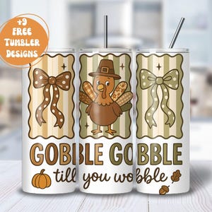 Può includere: Tre bicchieri isolanti bianchi con disegni a tema del Ringraziamento. Uno presenta un tacchino con un cappello da pellegrino, gli altri hanno fiocchi. Il testo "GOBBLE GOBBLE till you wobble" è stampato sui bicchieri. Ogni bicchiere ha una cannuccia.