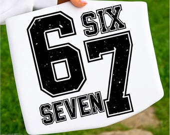 67 PNG, maglietta meme, tendenza Six Seven, Varsity Six Seven, numero virale divertente PNG SVG, retro Gen Z 6 7