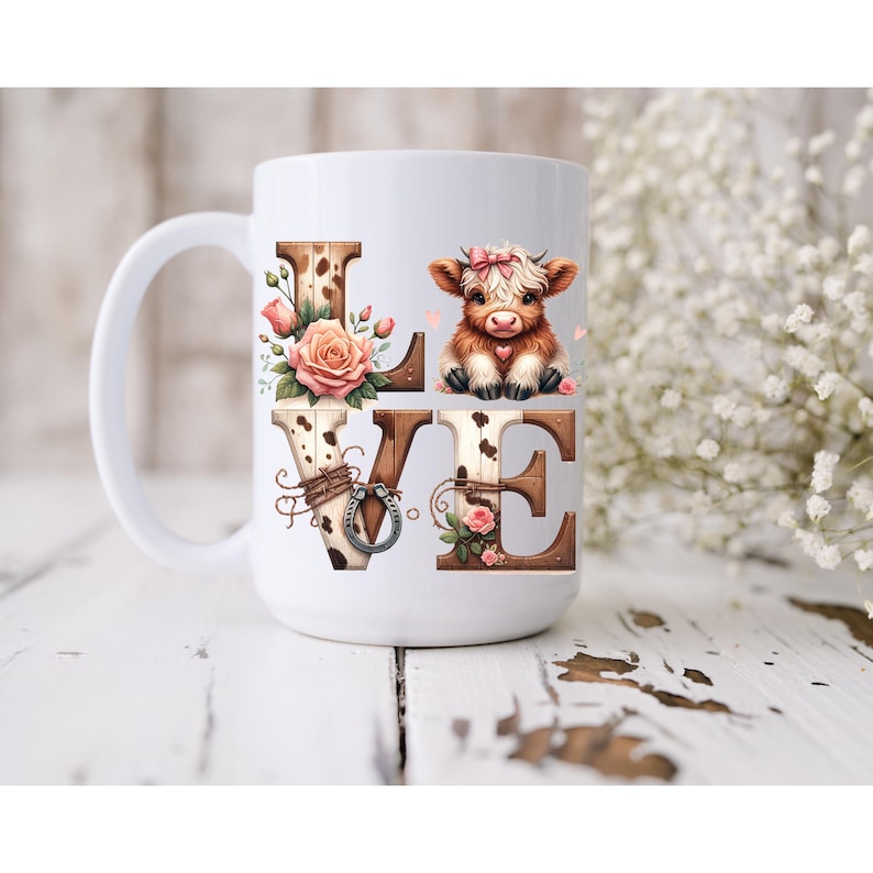 Pu&ograve; includere: Tazza in ceramica bianca con la scritta "LOVE" in un design rustico. Le lettere sono decorate con fiori, un ferro di cavallo e un'illustrazione di vitello. La tazza ha un manico grande, ideale per t&egrave; o caff&egrave;.
