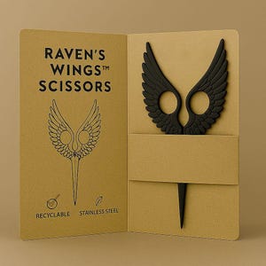 Puede incluir: Tijeras negras Raven's Wings presentadas en un embalaje de cartón marrón. Las tijeras tienen forma de alas estilizadas con dos agujeros para los dedos. El embalaje también presenta el texto "Raven's Wings Scissors", un dibujo lineal de las tijeras y las palabras "Recyclable" y "Stainless Steel".