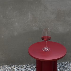 Minimalist round side table – the perfect blend of elegance and practicality