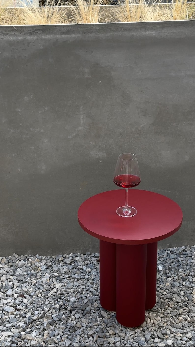 Minimalist round side table – the perfect blend of elegance and practicality