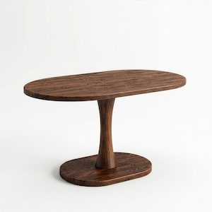Puede incluir: Una mesa de madera de color marr&oacute;n oscuro con un tablero ovalado sostenido por una base de pedestal central &uacute;nica que se conecta a una base de suelo ovalada. La veta de la madera es visible en toda la estructura de este mueble.