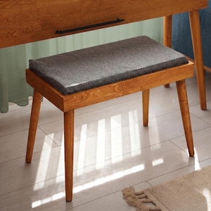 Handgefertigte osmanische Sitzbank aus Nussbaum: Mid-Century Moderner Kiefernholzhocker