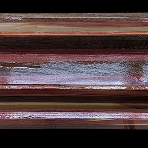 Puede incluir: Tres bandejas de madera anidadas con un acabado brillante. Las bandejas son rectangulares y presentan una variedad de tonos de madera, incluyendo marrón rojizo, marrón oscuro y marrón claro. Los bordes de las bandejas tienen un patrón a rayas.