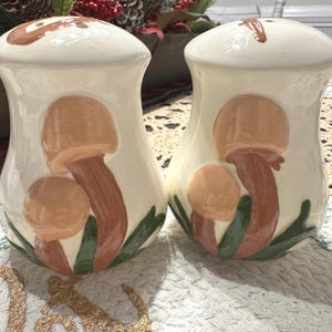 Merry Mushroom Style Vintage Ceramic Salt And Pepper Shakers | Kitchen Retro Decor