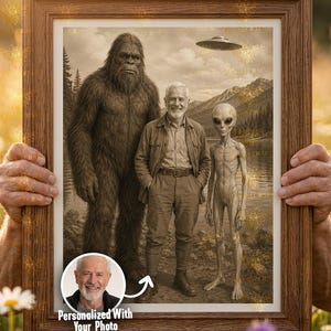 Könnte beinhalten: Ein gerahmter Druck in Sepiatönen mit einem großen, haarigen Bigfoot, einem lächelnden Mann in Hemd und Hose sowie einem schlanken grauen Alien an einem See mit einer fliegenden Untertasse am Himmel. Ein kleiner runder Einsatz zeigt das Porträt des Mannes.