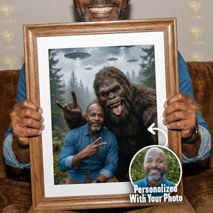 Benutzerdefinierte Big Foot Selfie Porträt | Lustiges Sasquatch Foto | UFO Alien Kunst | Personalisierte Wanderer Geschenk | Lustige Big Foot Wand Kunst | Digitaler Download