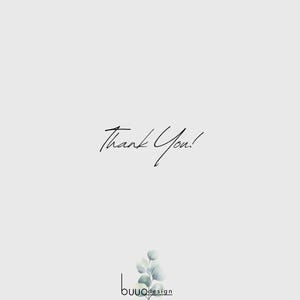 K&ouml;nnte beinhalten: Minimalistische Gru&szlig;karte mit hellgrauem Hintergrund. Die Worte "Thank You!" sind in eleganter schwarzer Schrift geschrieben. Eine kleine Aquarellillustration von Eukalyptusbl&auml;ttern und das buuudesign-Logo befinden sich unten.