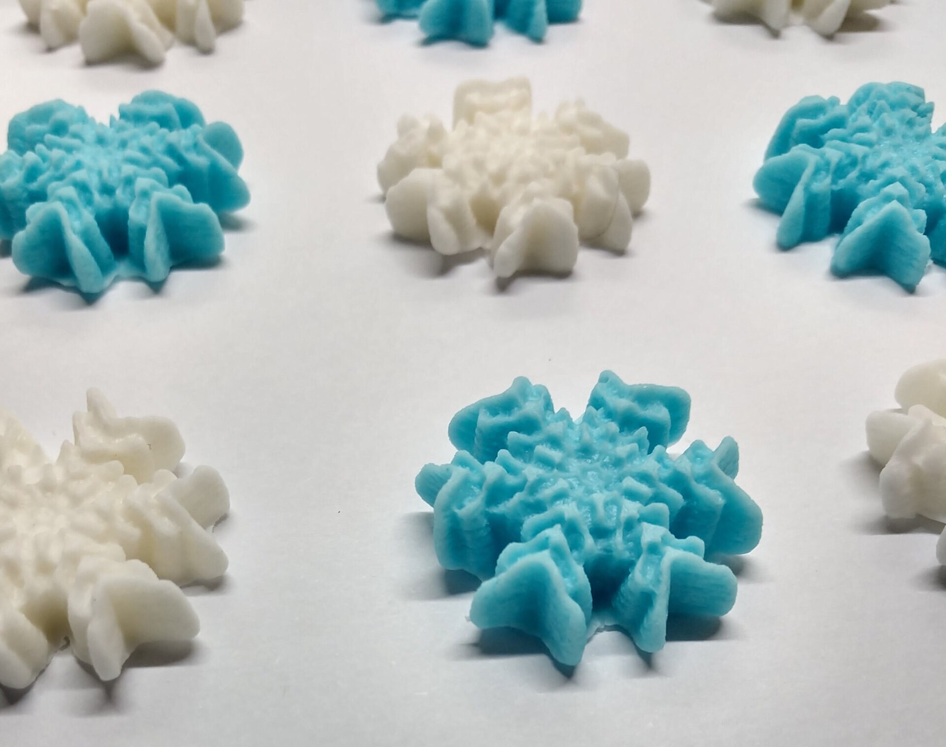 Xsstarmi Confezione da 50 decorazioni per cupcake in carta di riso commestibile con fiocco di neve, decorazioni natalizie per cupcake a tema invernale, baby shower, matrimoni, feste di compleanno