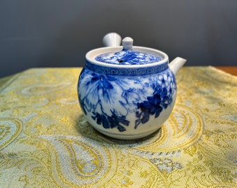 Vintage Antique 19th century Japanese Kyusu White and Blue Porcelain, Meiji period, 1880s