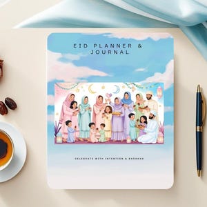 Pode incluir: Um planejador e diário rosa e azul com o texto "Eid Planner & Journal" e as palavras "Celebre com intenção e gratidão". A capa apresenta uma ilustração de uma família celebrando o Eid com lanternas, estrelas e um céu colorido.