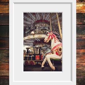 tirage carrousel, photographie de Paris, photographie de voyage, cheval, France, décoration intérieure de Paris, brun, rouge / cheval de carrousel / photo dart 8x12 image 3